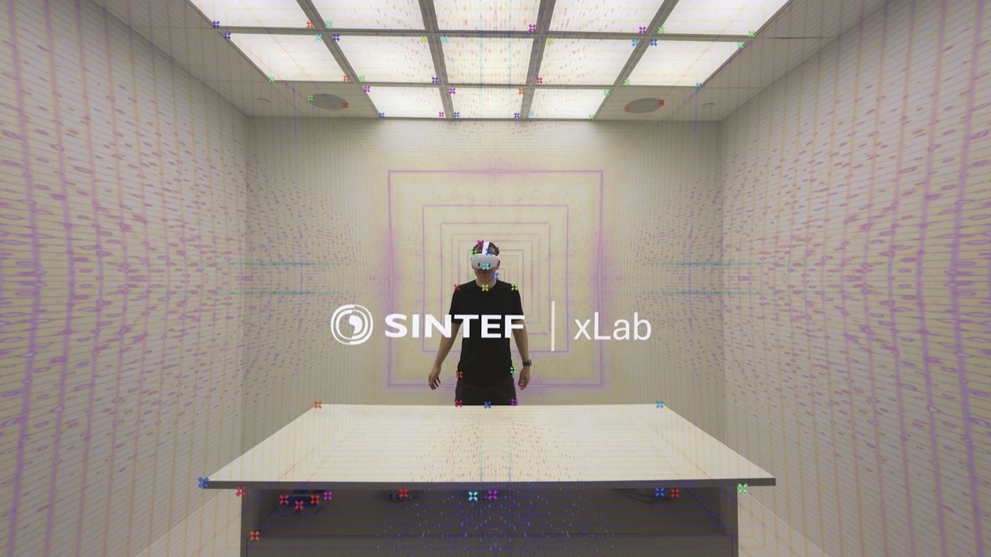 Presentasjonsbilde med en person med XR-briller, pålagt romlig grafikk og SINTEF xLab-logoen.